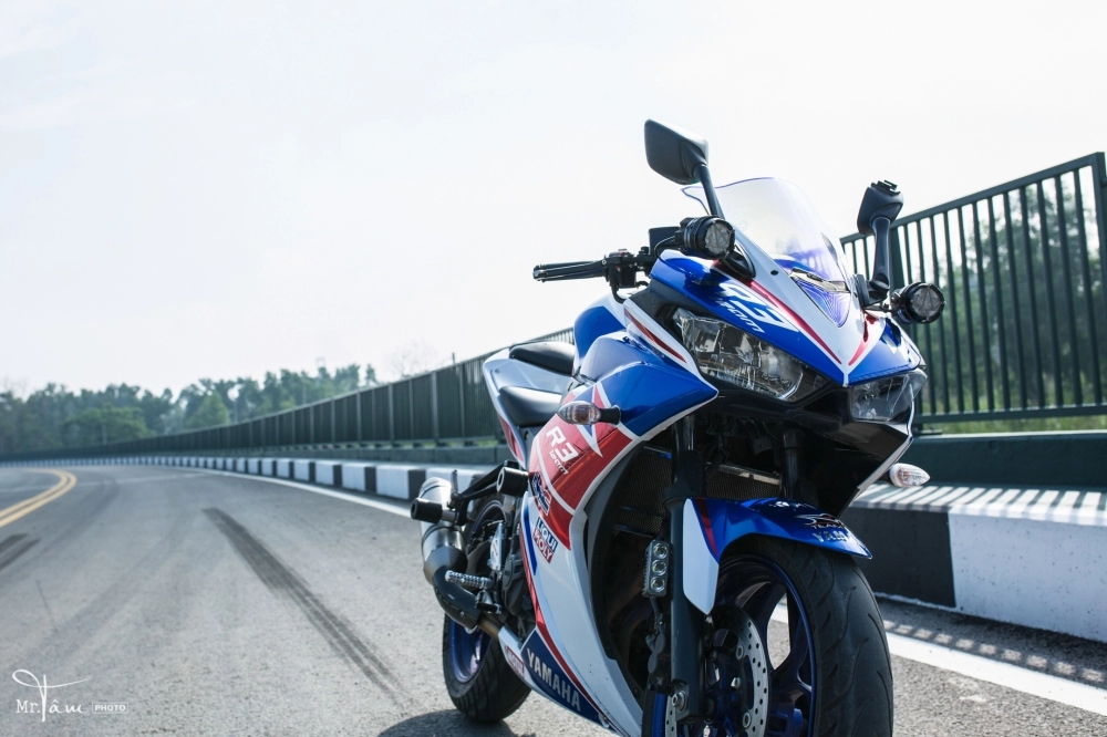 Yamaha r3 lạ mắt và nổi bật trong bộ cánh tricolor - hrc