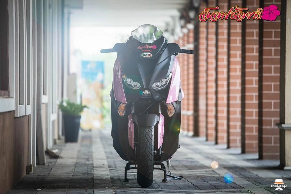Yamaha x-max300 lạ lẫm với style áo hồng cá tính