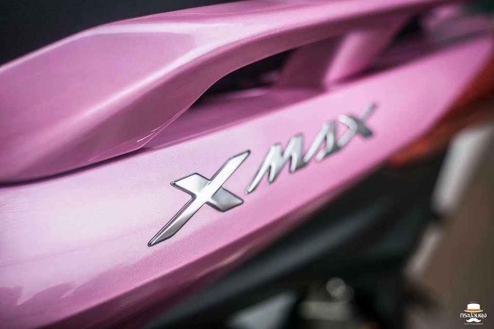 Yamaha x-max300 lạ lẫm với style áo hồng cá tính