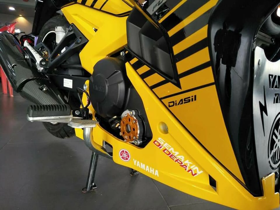 Yamaha y15zr độ nổi bật với sắc vàng cá tính của biker nước bạn