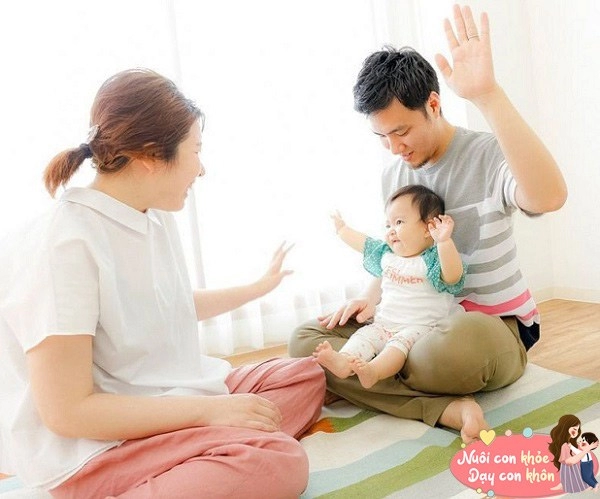 4 trò chơi vận động cho trẻ sơ sinh 5 tháng tuổi cứng cáp phát triển trí não nhanh