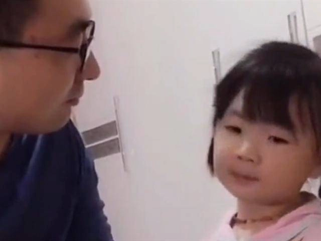Bố hỏi con gái có yêu bố không câu trả lời sâu sắc của đứa trẻ khiến ôngbố òa khóc ânhận