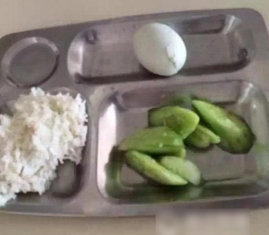 Bữa trưa học sinh tiểu học chỉ dưa chuột và trứng giáo viên ăn cua và bạch tuộc hiệu trưởng giải thích mới nực cười