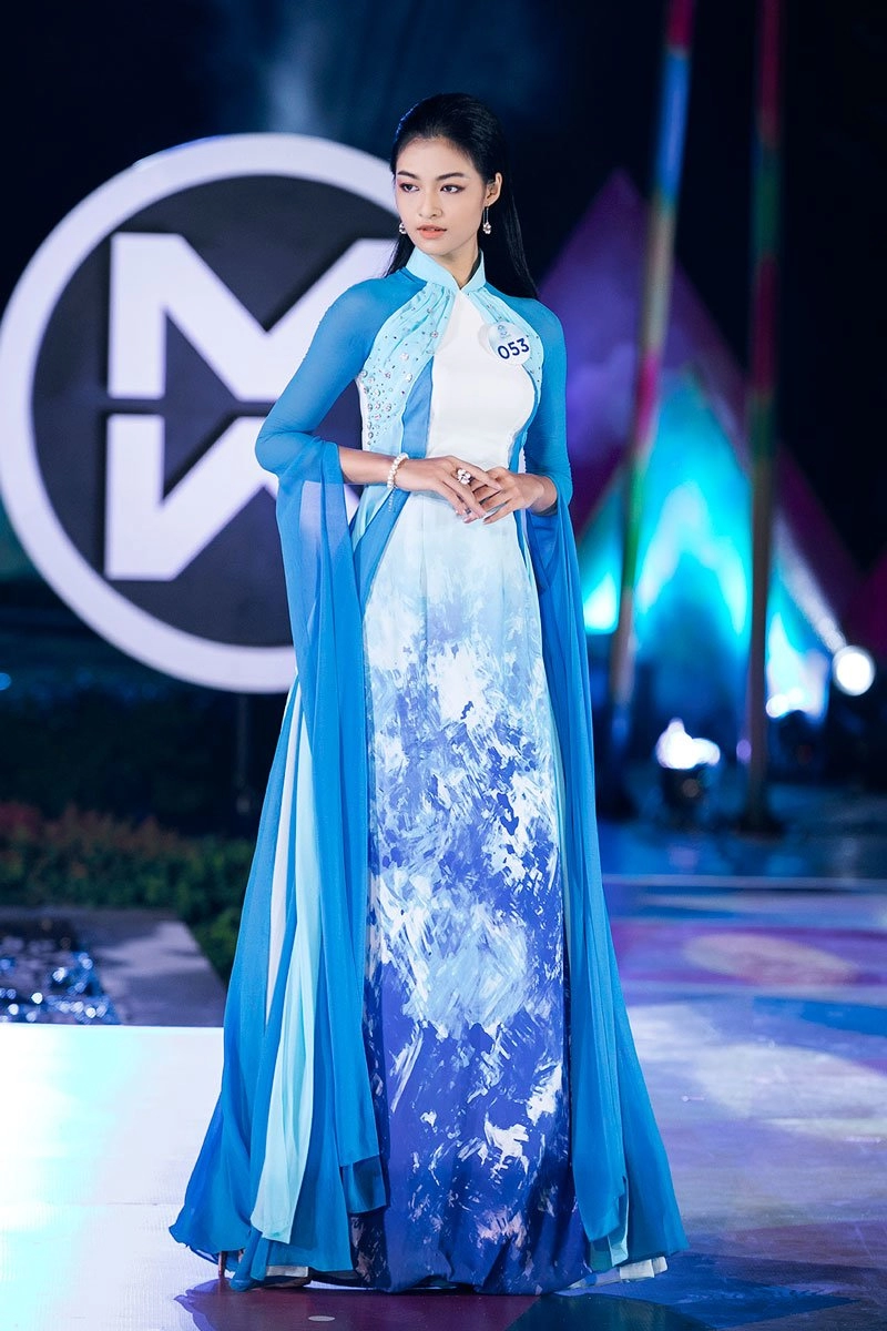 Catwalk trên đôi giày cao 15cm chuyên nghiệp như mai phương thuý cũng gặp tai nạn