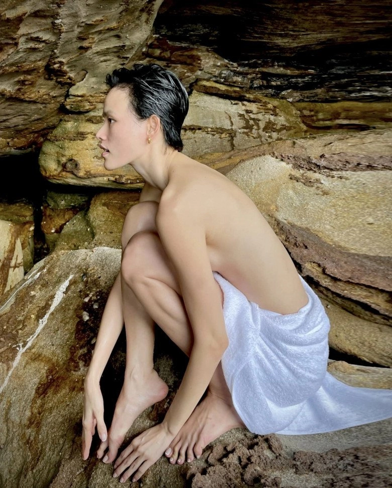 Chân dài 1m77 bán nude trong hang động khoe siêu phẩm trắng nõn không tỳ vết