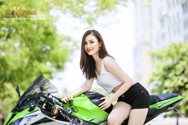 Chân dài xinh đẹp đọ dáng cùng kawasaki ninja zx-10r 2015