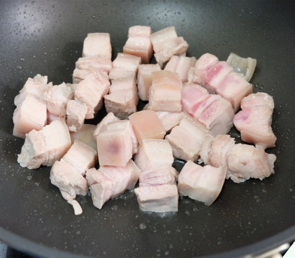Chần thịt lợn nên dùng nước lạnh hay nước nóng nhiều người dùng nhầm nước khiến thịt tanh nồng lại khô như rơm