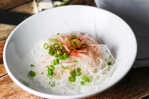 Chỉ cần 15 phút có ngay salad củ cải