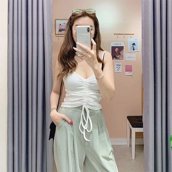 Chỉ với mấy set đồ đơn giản mà hot mom này có thể dễ dàng khoe dáng nuột sau sinh