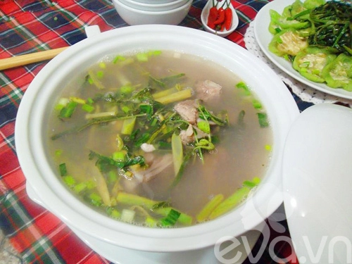 Chua chua canh sườn non nấu thanh trà