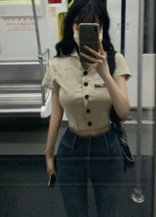 Chụp ảnh trên tàu điện ngầm cô gái này nổi như cồn vì chiếc áo lộ vòng eo vô thực