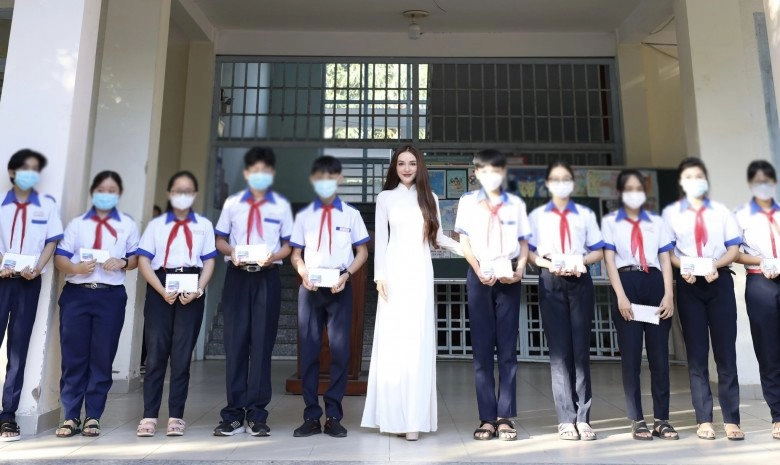 Cô gái diện áo dài trắng nổi bật là ứng viên của hoa hậu chuyển giới việt nam