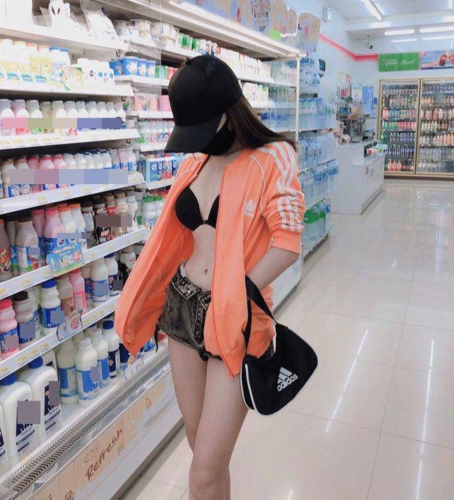 Cô gái mặc bikini đi siêu thị gợi cảm hay thiếu tinh tế