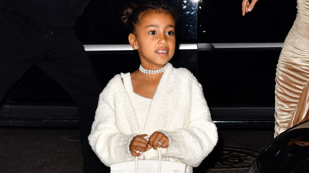 Con gái 6 tuổi của kim kardashian sở hữu áo kỷ vật của michael jackson 65 nghìn đô