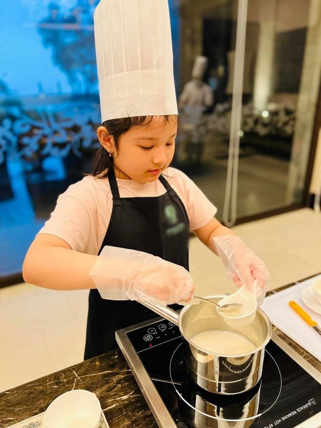 Con trai con gái hh jennifer phạm khéo tay trổ tài bếp núc mẹ gọi là master chef nhí