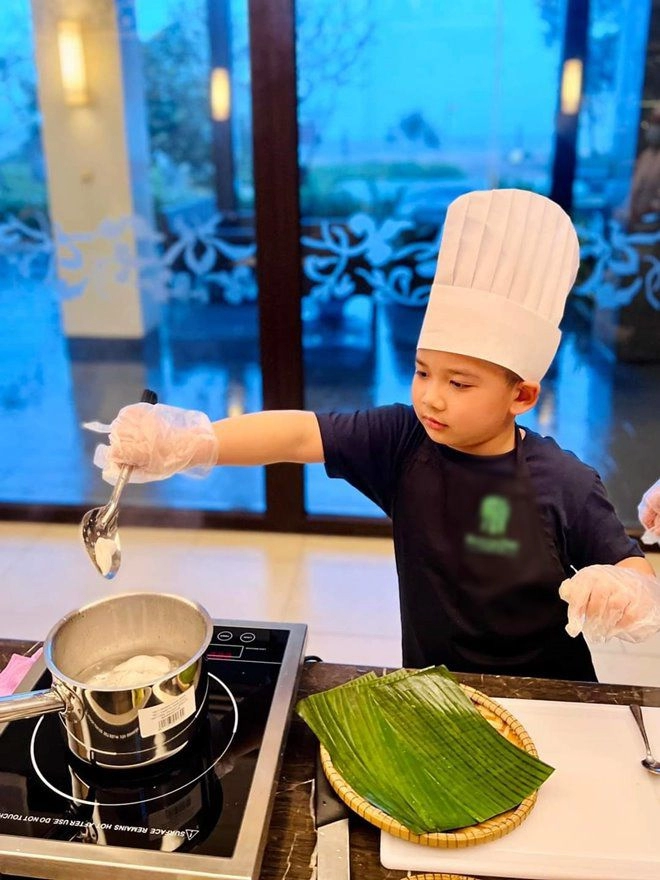 Con trai con gái hh jennifer phạm khéo tay trổ tài bếp núc mẹ gọi là master chef nhí