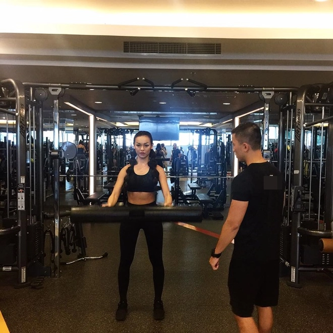 Cùng nghía qua bí kíp của những chân dài chăm chỉ tập gym nhất nhì showbiz việt nào