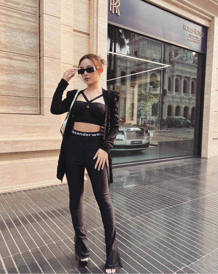 Dàn hotgirl hà thành tụ họp khó rời mắt khỏi chiếc áo của vợ rapper và thiếu gia khách sạn