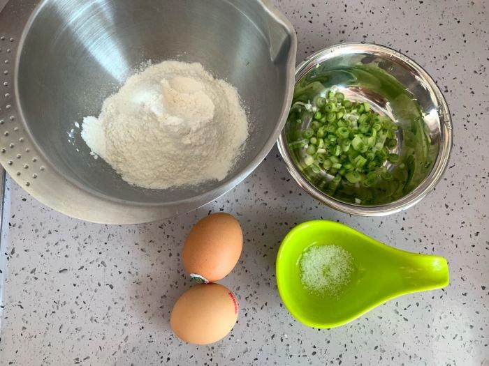 Dậy muộn vội lấy bột mì với trứng làm món ăn sáng siêu ngon chỉ trong 10 phút
