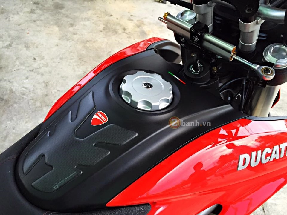 Ducati hyperstrada chiến binh trên xa lộ