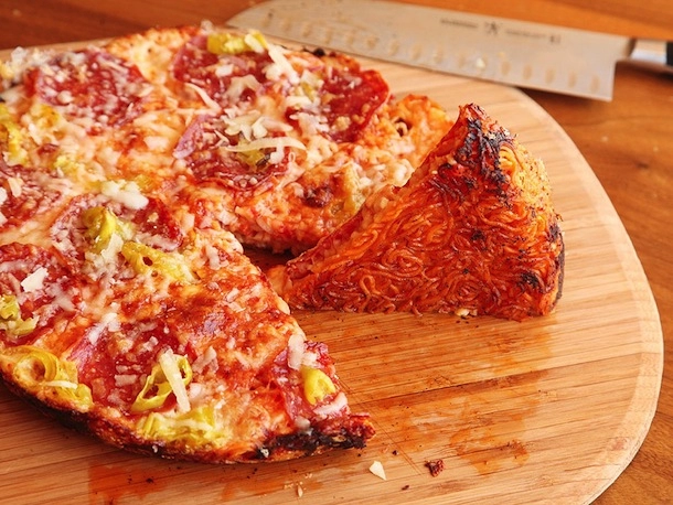 Đừng làm mì úp nữa giờ phải làm pizza mì mới lạ và ngon