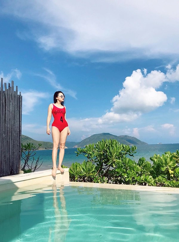 Hết diện váy điệu đà bảo thanh giờ chuyển sang đốt mắt fan với bikini đỏ rực cả khung hình