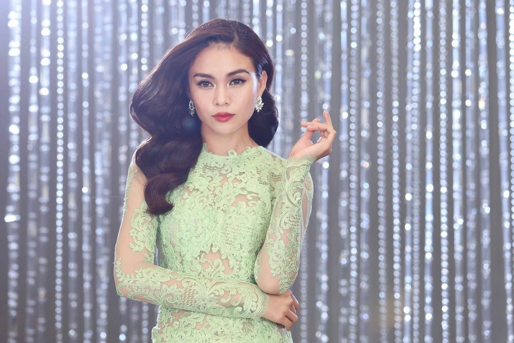 Hoàng thùy mất tích trong ảnh hậu trường quay clip quảng bá hoa hậu hoàn vũ 2017