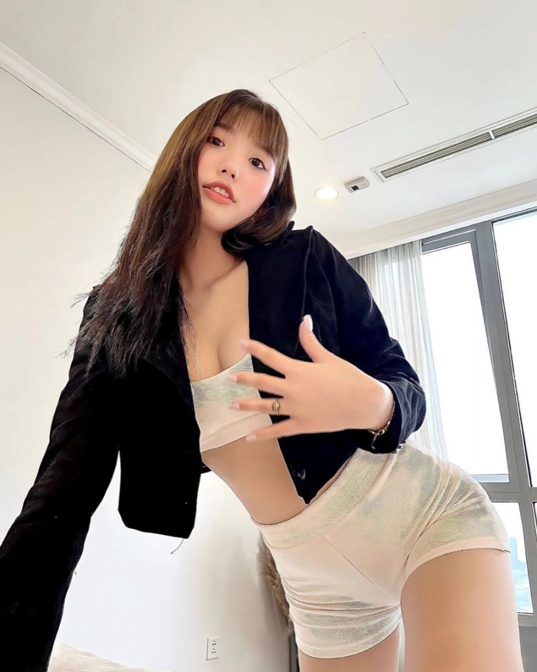 Hot girl 18 tuổi lấy chồng thiếu gia cao lãnh quá khứ ăn mặc bốc lửa ngắm ảnh hiện tại mới bất ngờ