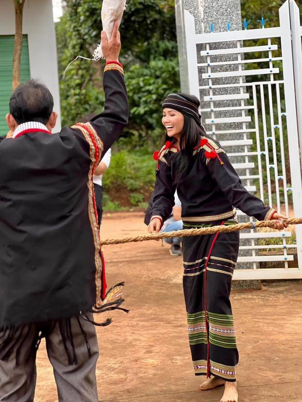 Không còn mộc mạc lọ lem châu á hhen niê diện váy cắt tứ tung được khuyên thi tuyển show diễn nội y