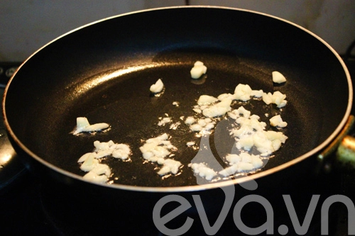 Làm mì gói cuộn trứng với thịt dư thừa ngày tết