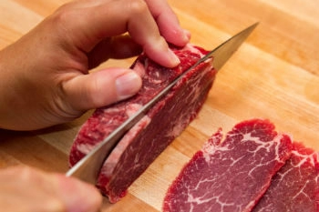 Làm thế nào để thái thịt bò mỏng như tờ giấy