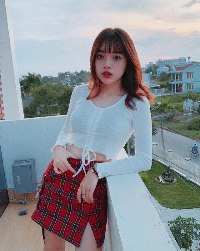 Mặc thấp bé cô nàng streamer hot nhất nhì làng game vẫn có gout ăn diện nhìn là phát ghiền