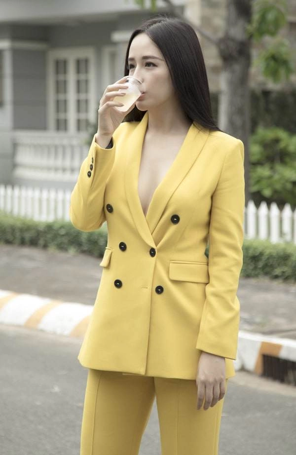 Mai phương thuý xử lý khéo khi mặc suit không nội y ở lễ cúng tổ nghề