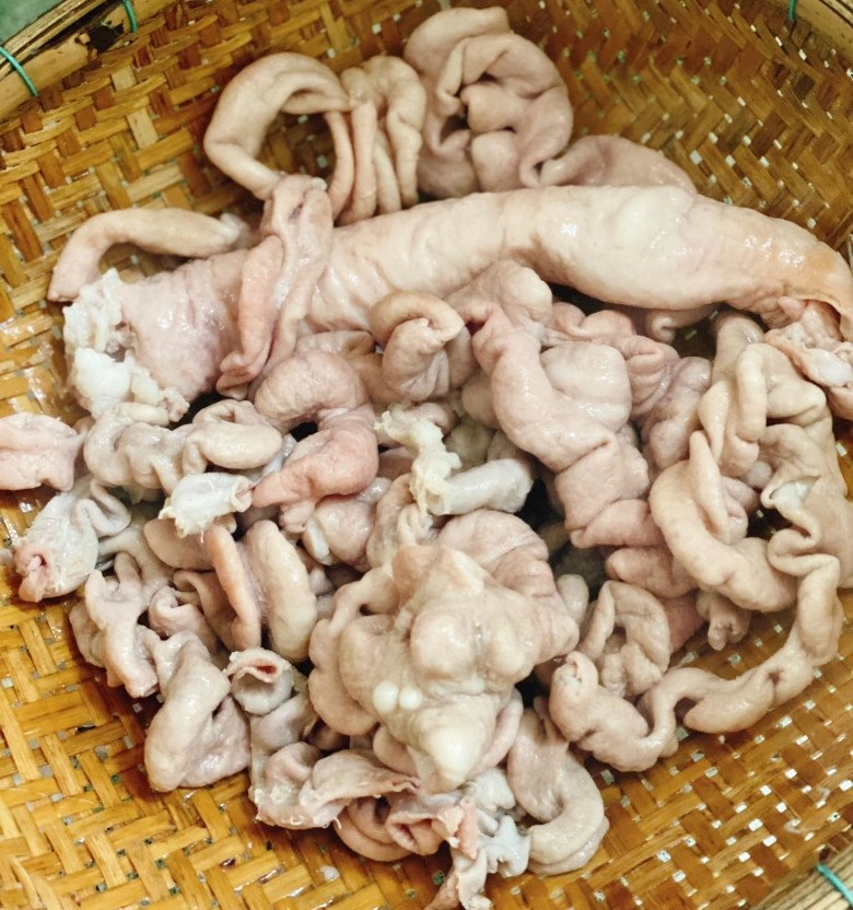 Mang phần dài ngoằng của con lợn đem khìa nước dừa được món nhâm nhi ngon quên sầu