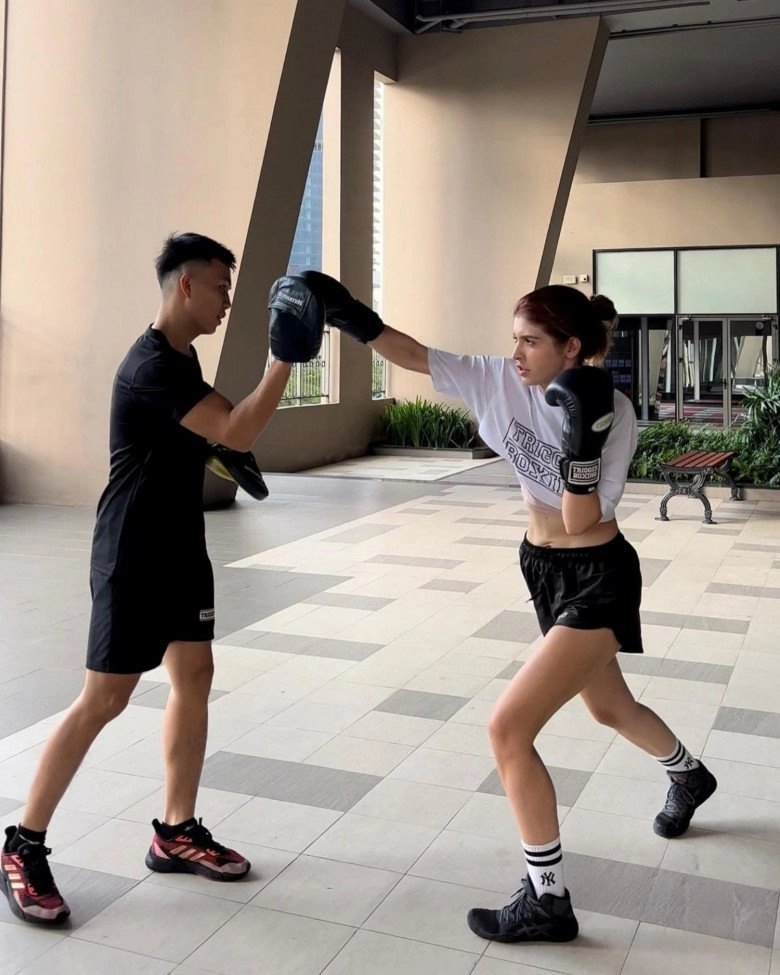 Mẫu tây bị đi đường quyền trên phố cổ giờ chăm tập boxing mặc gì cũng đẹp không lối thoát