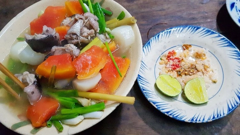 Minh hằng bị ốm nhom vì bệnh sau đám cưới được đàn em tặng rắn hầm đu đủ bổ dưỡng