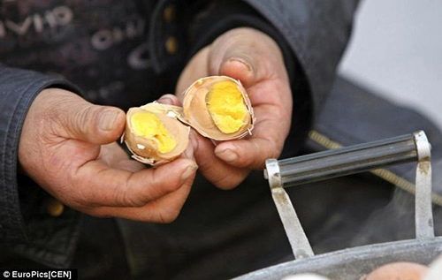 Món trứng luộc từ nước tiểu của bé trai có mùi vị ra sao