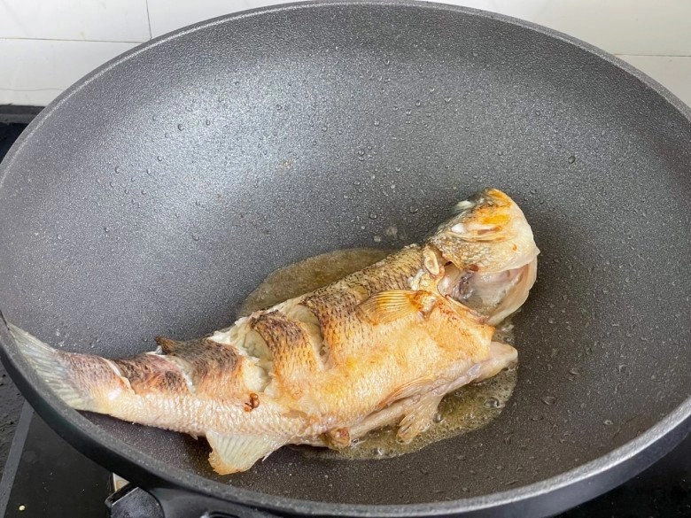 Nấu cá kho mãi cũng chán đem sốt kiểu này cơm nấu nồi đầy cũng hết