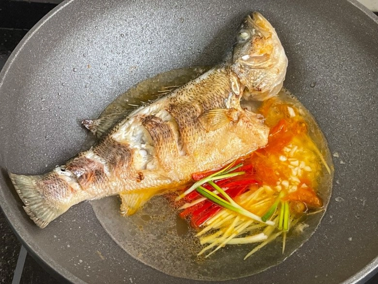 Nấu cá kho mãi cũng chán đem sốt kiểu này cơm nấu nồi đầy cũng hết