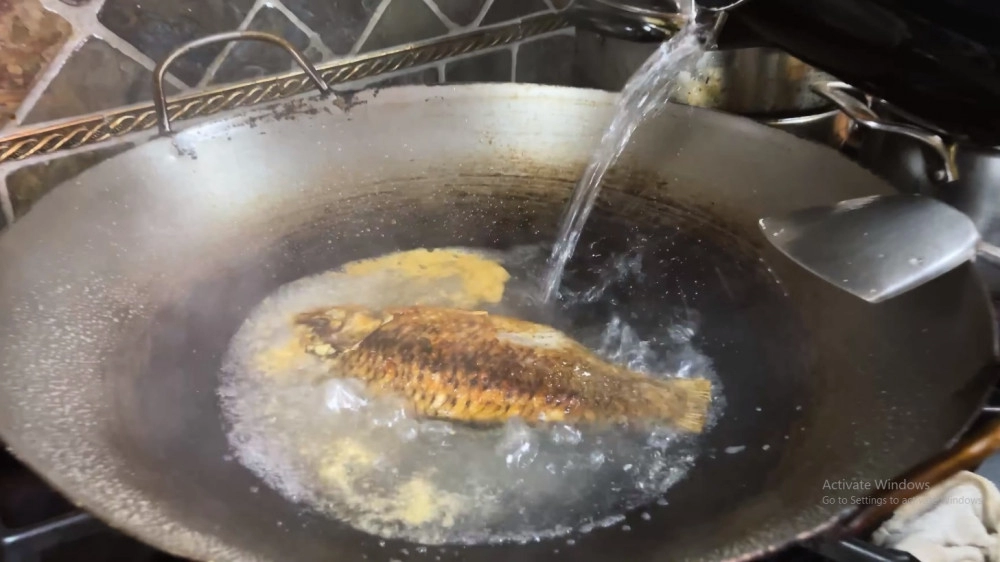 Nấu canh cá bằng nước nóng hay lạnh bấy lâu làm sai bảo sao thịt cá không mềm dinh dưỡng giảm 1 nửa và còn rất tanh