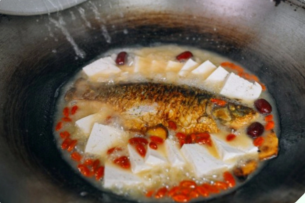 Nấu canh cá bằng nước nóng hay lạnh bấy lâu làm sai bảo sao thịt cá không mềm dinh dưỡng giảm 1 nửa và còn rất tanh
