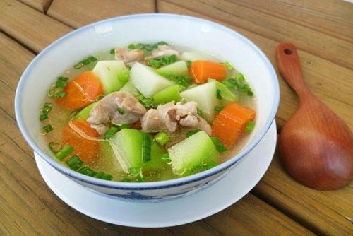 Nguy hiểm khi ăn canh không đúng cách