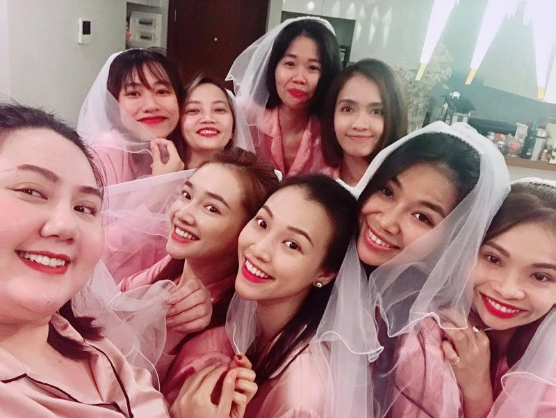 Nhã phương diện pijama hồng ngọt ngào trong tiệc chia tay đời độc thân của hoàng oanh