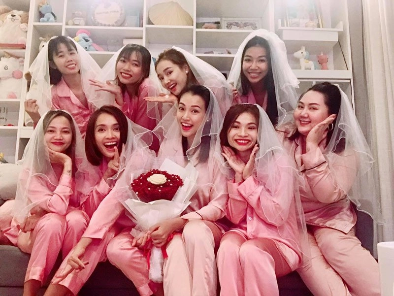 Nhã phương diện pijama hồng ngọt ngào trong tiệc chia tay đời độc thân của hoàng oanh