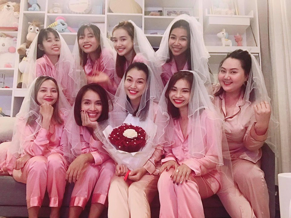 Nhã phương diện pijama hồng ngọt ngào trong tiệc chia tay đời độc thân của hoàng oanh