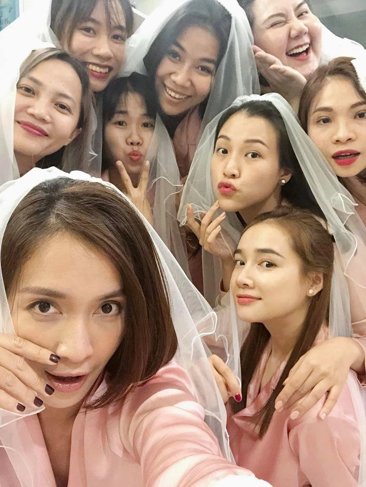 Nhã phương diện pijama hồng ngọt ngào trong tiệc chia tay đời độc thân của hoàng oanh