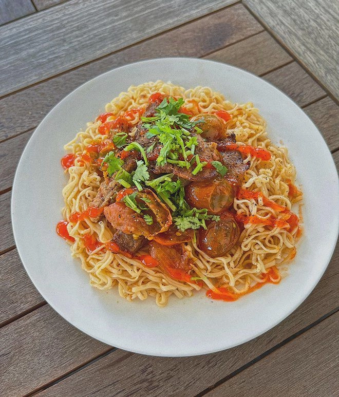 Nhìn cơm tay cầm full topping của lan khuê mà choáng