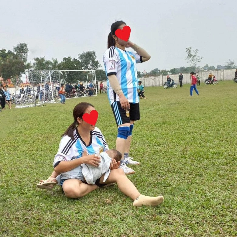 Nữ cầu thủ nghệ an đang thi đấu thì con đói trọng tài dừng trận để ngồi giữa sân vạch áo cho con bú