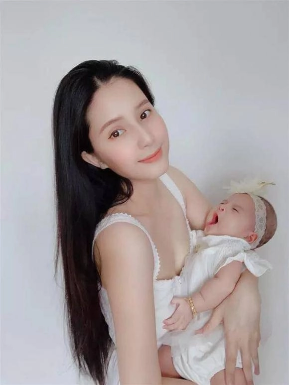 Nuôi con một mình thiên an vẫn đẹp mơn mởn diện áo tắm khoe dáng lụa là con gái có nét giống hệt