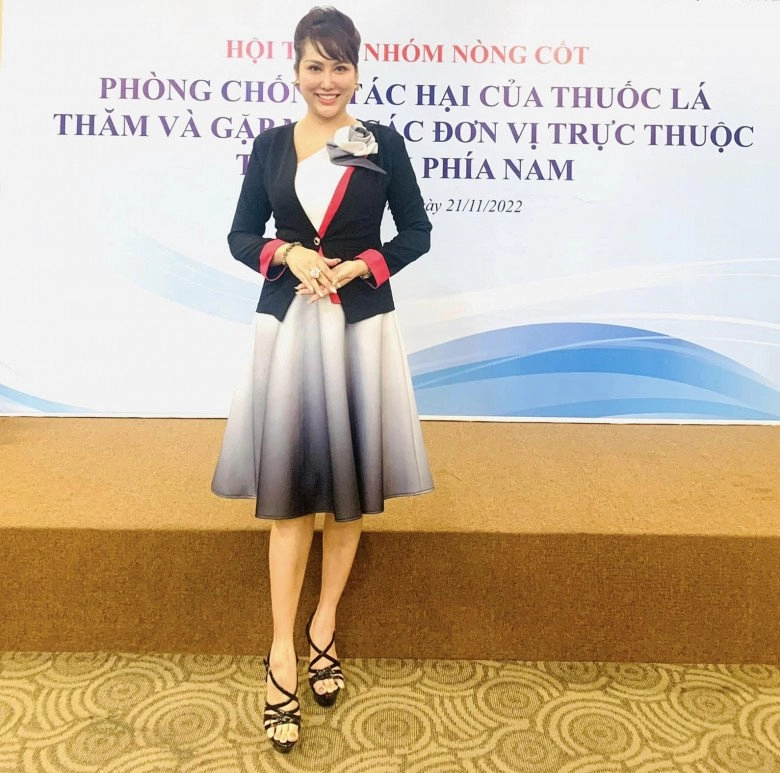 Phi thanh vân mặc kín cổng cao tường nhận mưa lời khen đúng chuẩn nữ tổng tài quyền lực